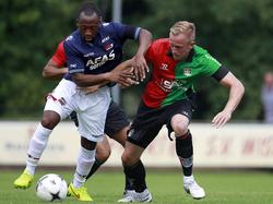 Willie Overtoom (l.) duelleert met Sjoerd Ars in de vriendschappelijke wedstrijd AZ - NEC. (20-07-2014)