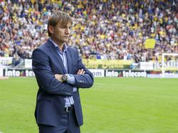 Nebojsa Gudelj kijkt geconcentreerd naar het spel van zijn team, NAC Breda, tijdens het duel met PEC Zwolle. (31-08-2014)