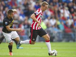 Luuk de Jong (r.) snelt voorbij Rémy Amieux (l.) tijdens PSV Eindhoven - NAC Breda. (16-08-2014)