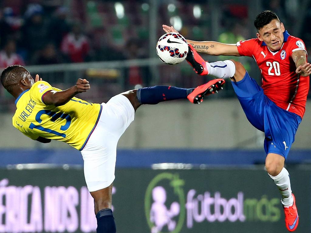 Enner Valencia (izq.) no pudo marcar en el arranque de la Copa América ante Chile. (Foto: Imago)