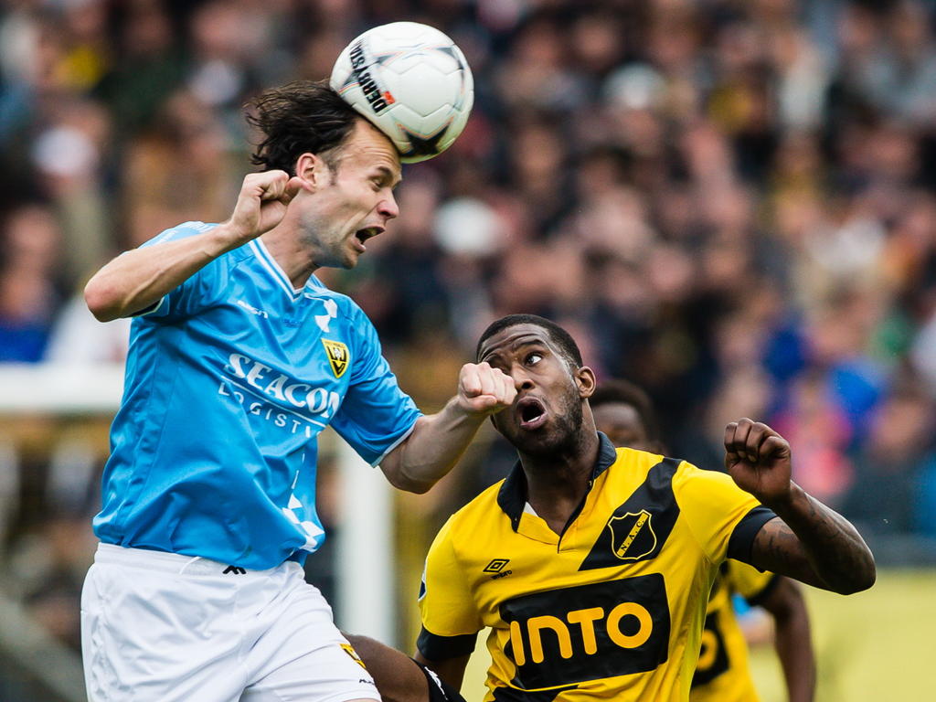 Niels Fleuren (l.) wint een kopduel tijdens het play-offduel NAC Breda - VVV-Venlo. (25-05-2015) Niels Fleuren (l.) wint een kopduel tijdens het play-offduel NAC Breda - VVV-Venlo. (25-05-2015)
