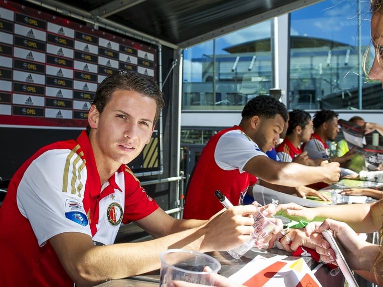 Joey Sleegers deelt tijdens de Open Dag van Feyenoord handtekeningen uit aan de fans. (19-07-2015) Joey Sleegers deelt tijdens de Open Dag van Feyenoord handtekeningen uit aan de fans. (19-07-2015)