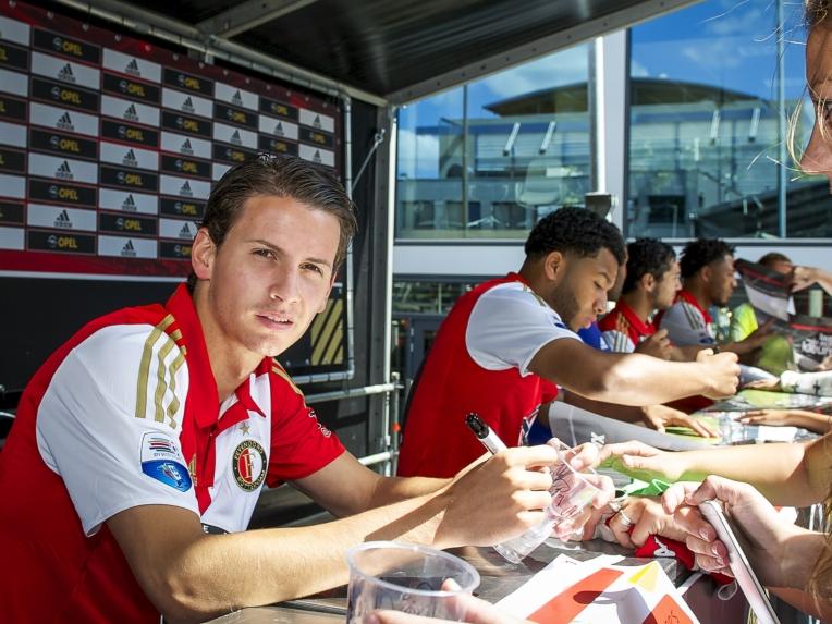 Joey Sleegers deelt tijdens de Open Dag van Feyenoord handtekeningen uit aan de fans. (19-07-2015)