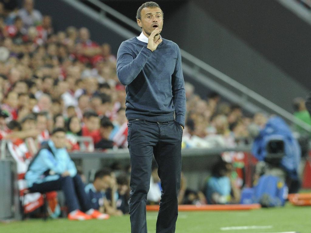 Hoofdtrainer Luis Enrique staat FC Barcelona te coachen in het lastige duel met Athletic Bilbao tijdens het heenduel van de Spaanse Super Cup. (14-08-2015)