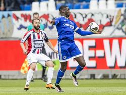Enzio Boldewijn van Almere City houdt Willem II-verdediger Rochdi Achenteh achter zich tijdens het onderlinge duel in de play-offs. (16-05-2016)
