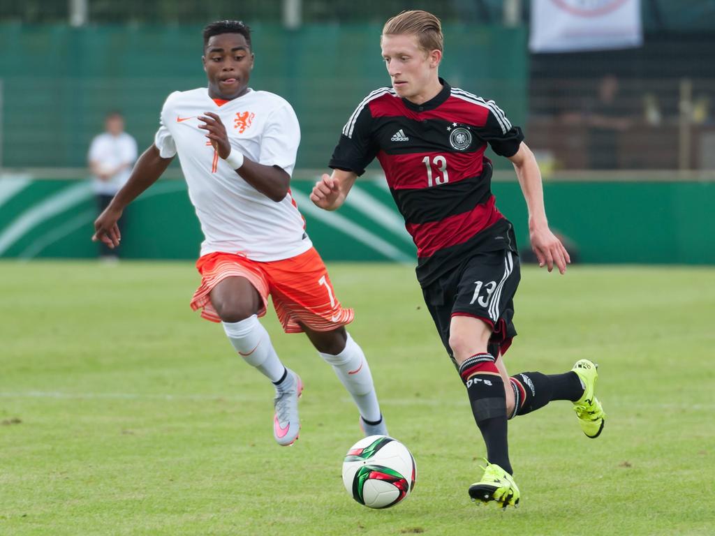 Ché Nunnely (l.) moet in de achtervolging bij Niklas Beste (r.) tijdens het oefenduel Duitsland Onder 17 - Oranje Onder 17 (13-09-2015).