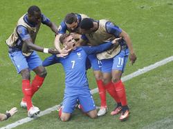 Antoine Griezmann zet Frankrijk op voorsprong en viert zijn doelpunt met de bankzitters tijdens het duel met Ierland. (26-06-2016)