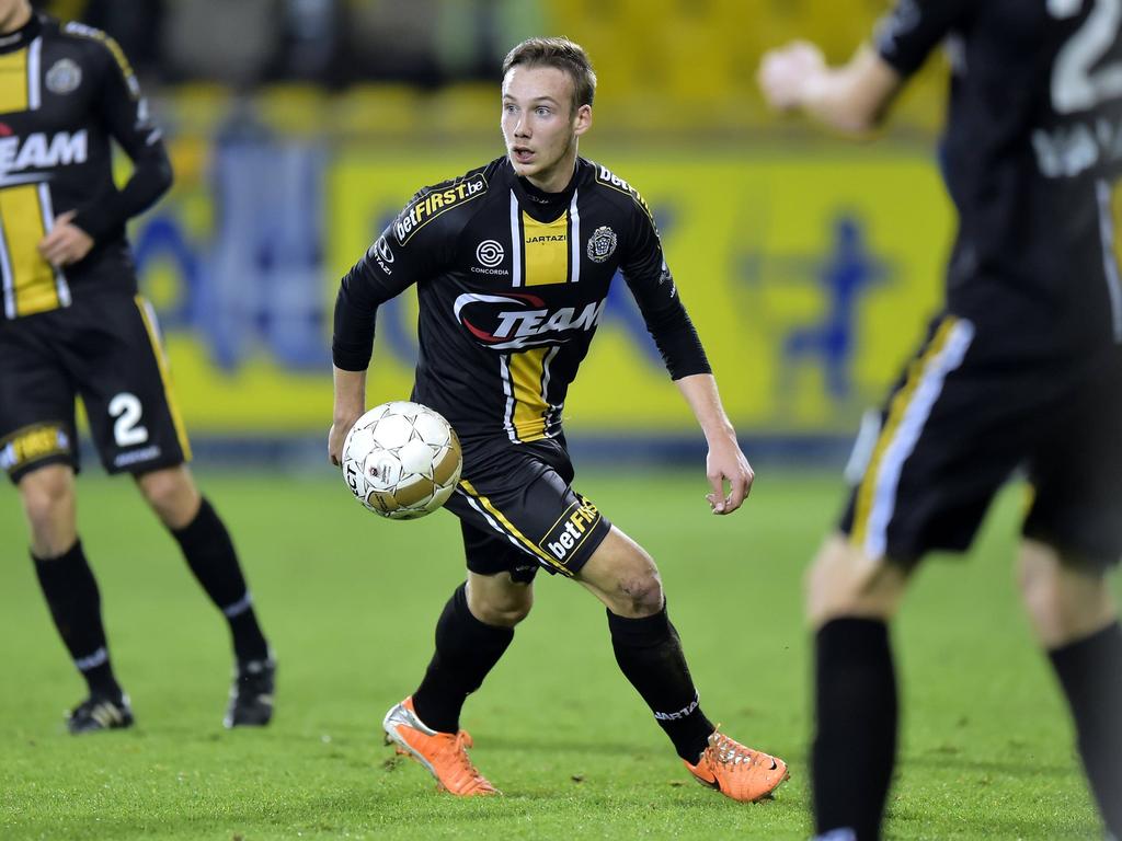 Alexander Corryn probeert het overzicht te houden tijdens de wedstrijd van Sporting Lokeren tegen AA Gent. (17-12-2014)