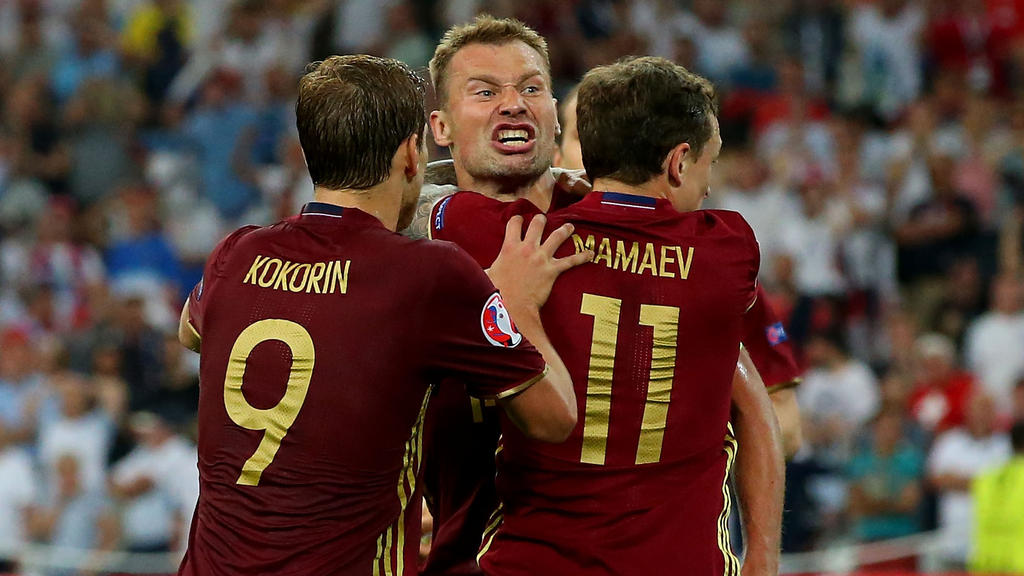 Kokorin y Mamaev celebran un tanto ante Inglaterra.