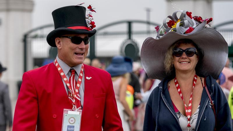 Das Publikum beim Kentucky Derby kleidet sich traditionell extravagant Das Publikum beim Kentucky Derby kleidet sich traditionell extravagant