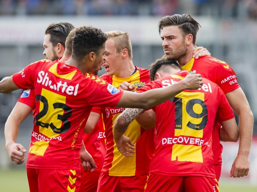 De spelers van Go Ahead Eagles vieren het doelpunt van Sander Fischer (r.), die vlak voor rust voor de 1-1 tekent tegen PEC Zwolle. (30-10-2016)