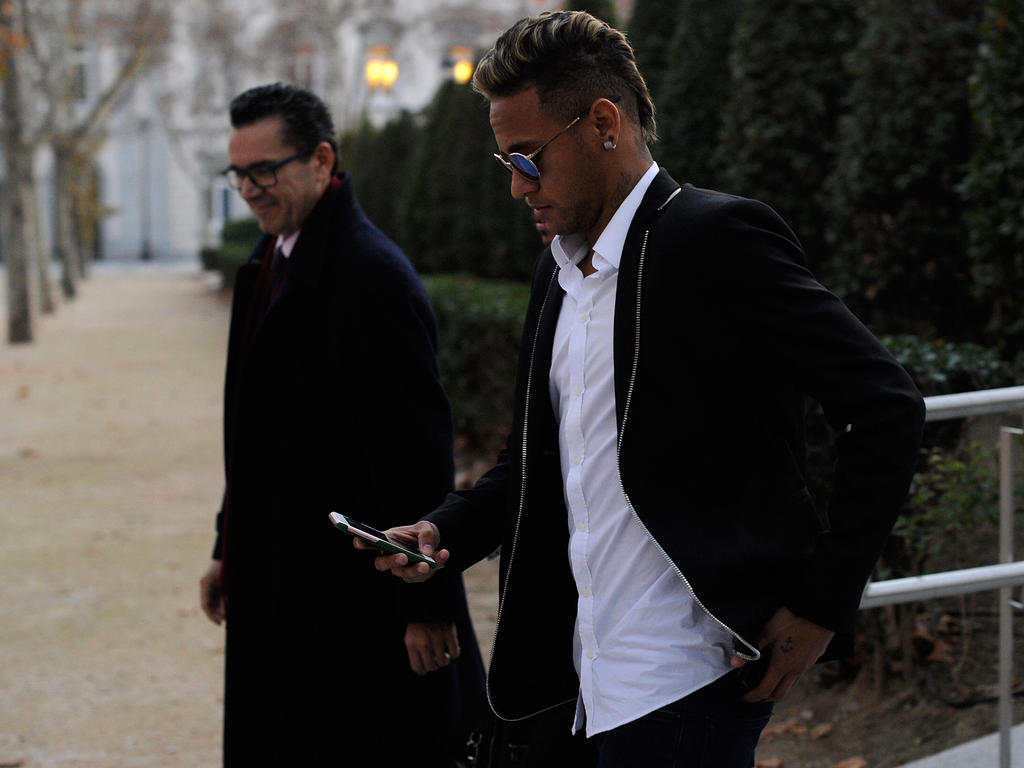 Neymar (r.) muss nun eine erheblich geringere Geldbuße zahlen