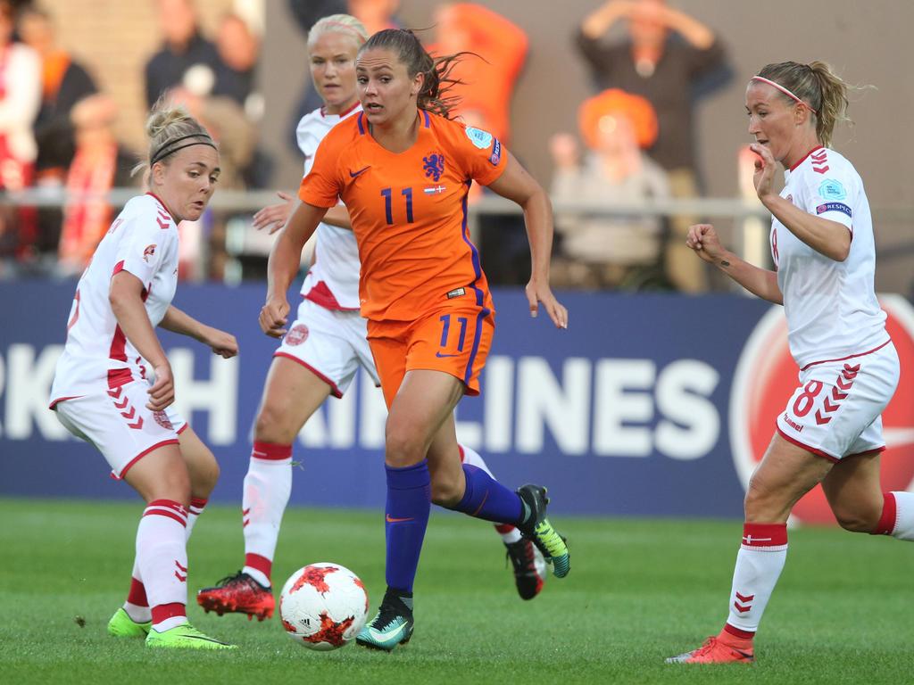 Lieke Martens (m) tijdens de groepswedstrijd tegen Denemarken 20-07-2017