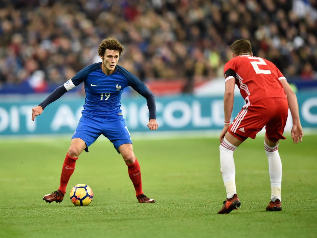 Benjamin Pavard (l.) würde sich über eine Rückkehr ins französische Nationalteam freuen