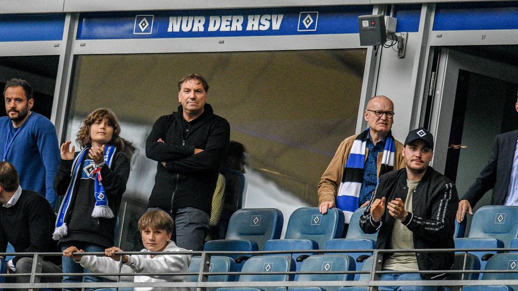 Thomas Wüstefeld (m.) sorgt beim HSV für Chaos Thomas Wüstefeld (m.) sorgt beim HSV für Chaos