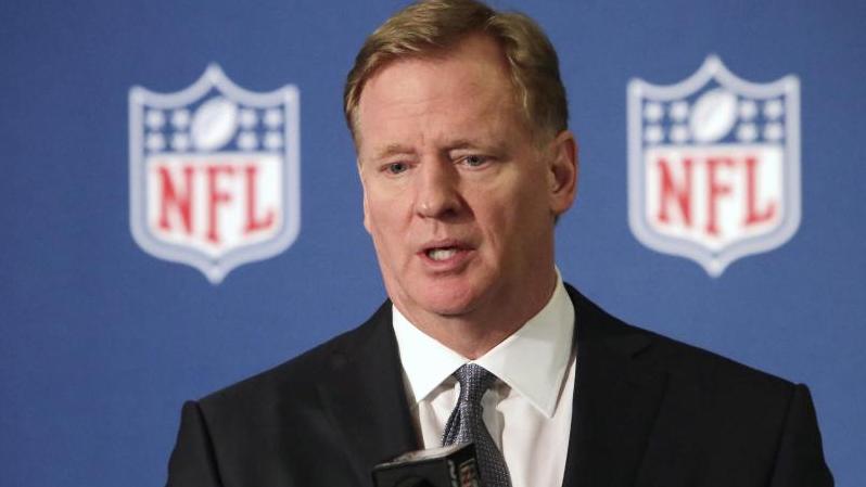 Roger Goodell, Chef der amerikanischen Football-Liga NFL, spricht 2018 während einer Pressekonferenz Roger Goodell, Chef der amerikanischen Football-Liga NFL, spricht 2018 während einer Pressekonferenz