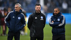 Tim Hoogland (m.) bleibt im Trainerteam des FC Schalke 04