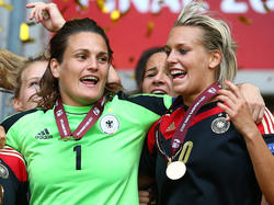 Nadine Angerer (l.) und Lena Goeßling feiern den Gewinn des EM-Titels 2013