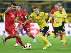 Marco Reus (r.) sprint voorbij Emre Can tijdens het Europa League-duel tussen Borussia Dortmund en Liverpool. (07-04-2016)