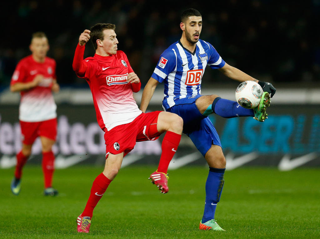 Tolga Cigerci (r.) von Hertha BSC im Zweikampf mit Vladimir Darida vom SC Freiburg Tolga Cigerci (r.) von Hertha BSC im Zweikampf mit Vladimir Darida vom SC Freiburg