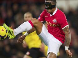 De linksbuiten speelt tegen Roda JC met een masker op na een breukje in zijn oogkas. (22-3-2014)