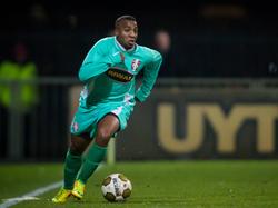 Genaro Snijders in actie tijdens FC Emmen - FC Dordrecht. (07-02-2014)