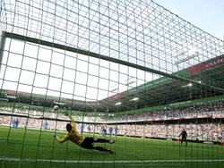 Een foto tijdens de wedstrijd FC Groningen - Willem II. Kostas Lamprou kan hier een strafschop van Michael de Leeuw niet keren. (28-09-2014)
