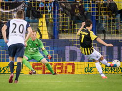 Marko Vejinović (r.) verschalkt Jelle ten Rouwelaar (m.) via een penalty. Mats Seuntjens (l.) ziet hoe de nummer zeven van Vitesse de 1-0 scoort. (25-10-2014)