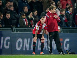 Luke Wilkshire (l.) haakt geblesseerd af tijdens het Europa League-duel Feyenoord - HNK Rijeka. (06-11-2014)