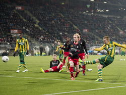 ADO Den Haag komt terug in de wedstrijd tegen Excelsior door een doelpunt van Mike van Duinen (r.). (13-12-2014)