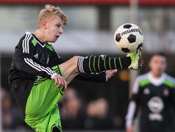 Jari Schuurman neemt de bal tijdens Feyenoord A1 - Ajax A1 op schitterende wijze aan.