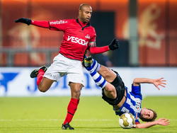 Juanito Sequeira (l.) ziet Jens van Son (r.) op een rare manier naar de grond gaan tijdens het competitieduel FC Eindhoven - Helmond Sport. (01-12-2014)