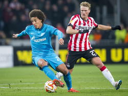 Zenit St. Petersburg-speler Alex Witsel (l.) is PSV-speler Oscar Hiljemark (r.) te slim af. (19-02-2015)