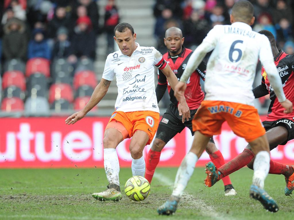 Hilton toca el cuero ante el Guingamp en la Ligue 1. (Foto: Imago)
