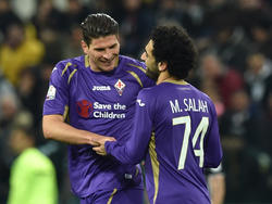 Mario Gómez (l.) gratuliert Mohamed Salah zum Führungstreffer