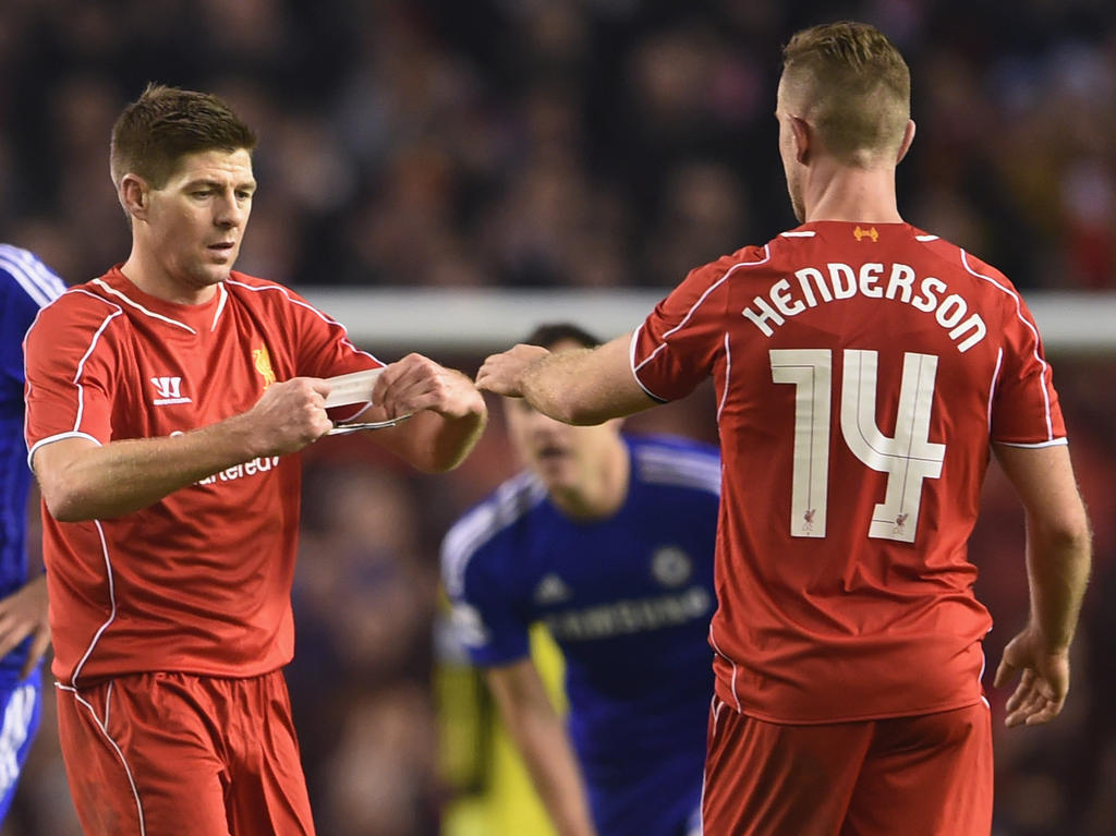 Legende Steven Gerrard (l.) überreicht Jordan Henderson die Binde