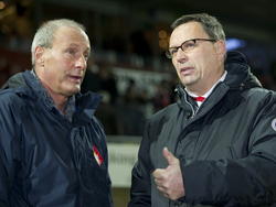 Telstar-trainer Jan Poortvliet (l) in gesprek met Jan Everse (r.), toen nog trainer van Sparta. (18-02-2011)