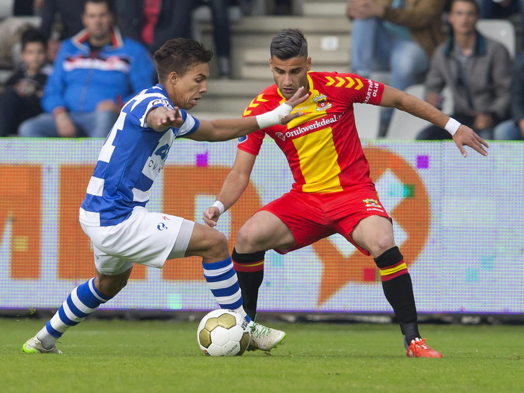 Deniz Türüç (r.) van Go Ahead Eagles wacht De Graafschap-speler Karim Tarfi op. (22-05-2015)