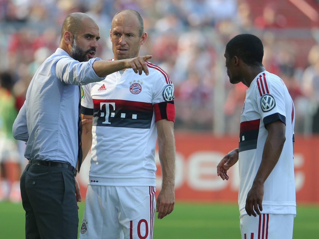 Guardiola conversa con Robben en un encuentro de la Copa alemana. (Foto: Imago)