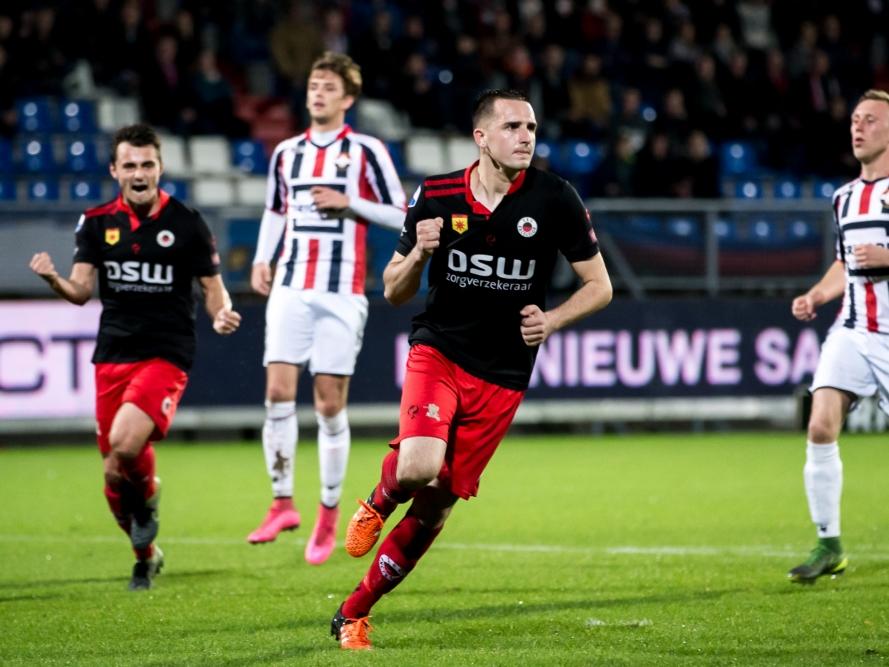 Jeff Stans kan juichen nadat hij Excelsior vanaf elf meter op gelijke hoogte (2-2, red.) heeft gezet tijdens Willem II - Excelsior. (07-11-2015)