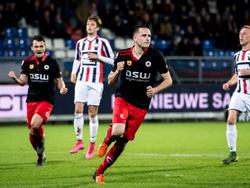 Jeff Stans kan juichen nadat hij Excelsior vanaf elf meter op gelijke hoogte (2-2, red.) heeft gezet tijdens Willem II - Excelsior. (07-11-2015)