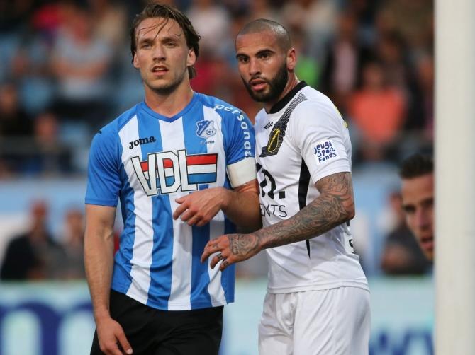 NAC Breda-middenvelder Joey Suk probeert Milan Massop (l.) bij het doel weg te houden tijdens een hoekschop van FC Eindhoven. (13-05-2016) NAC Breda-middenvelder Joey Suk probeert Milan Massop (l.) bij het doel weg te houden tijdens een hoekschop van FC Eindhoven. (13-05-2016)