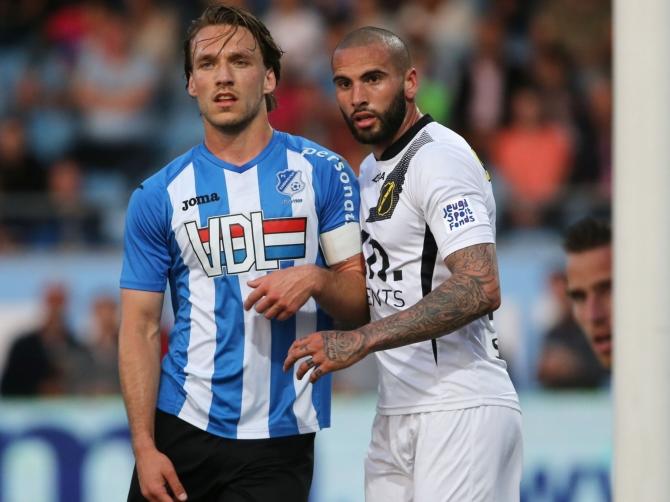 NAC Breda-middenvelder Joey Suk (r.) probeert Milan Massop bij het doel weg te houden tijdens een hoekschop van FC Eindhoven. (13-05-2016)