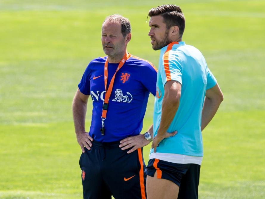 Danny Blind en Kevin Strootman in overleg tijdens de training van het Nederlands elftal. (26-05-2016)