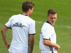 Joshua Kimmich (r.) schnuppert erstmals EM-Luft