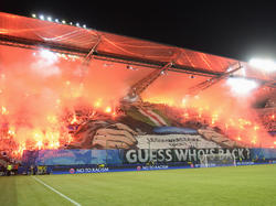 Los seguidores del Legia incendian su tribuna contra el Dortmund. (Foto: Getty)