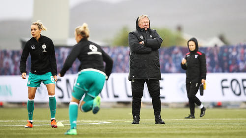 Horst Hrubesch nimmt die Spielerinnen genau unter die Lupe