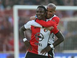 Eljero Elia (l.) en Karim El Ahmadi (r.) zijn blij na de gelijkmaker van Dirk Kuyt tijdens het competitieduel Feyenoord - Ajax (23-10-2016).