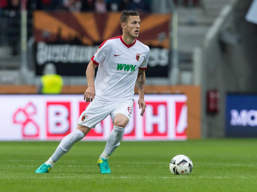 Jeffrey Gouweleeuw voor FC Augsburg aan de bal tegen FSV Mainz. (18-09-2016)