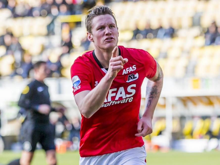 AZ-aanvaller Wout Weghorst heeft AZ op gelijke hoogte gebracht tegen Roda JC. De aanvaller viert het feestje met het meegereisde Alkmaarse publiek. (20-11-2016) AZ-aanvaller Wout Weghorst heeft AZ op gelijke hoogte gebracht tegen Roda JC. De aanvaller viert het feestje met het meegereisde Alkmaarse publiek. (20-11-2016)